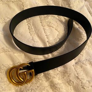 Wide leather Gucci belt with double G buckle
